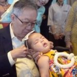 คุณปู่ จัดใหญ่โกนผมไฟ หลานแฝด - พีคลูกพ่อ ป๊อก โชว์ภาพ มีญ่า แจกทองเต็มกำแพง