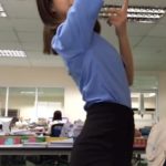 งานเยอะมันเครียด สาวออฟฟิศ แดนซ์โชว์ช่วงพักเบรกทำโอที (คลิป)