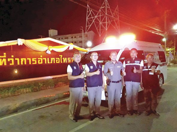 ตำรวจไทรน้อยห่วงใยจัดรถตู้-รับคนกลับดึกพาส่งถึงบ้านปลอดภัย
