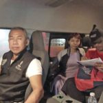 ตำรวจไทรน้อยห่วงใย จัดรถตู้-รับคนกลับดึก พาส่งถึงบ้านปลอดภัย