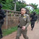 ล้อมจับเดือด! หนุ่มขี้ยาเพิ่งพ้นคุกยิงตำรวจเจ็บหนีระทึก ยายช่วยกล่อมขอชีวิต(คลิป)