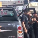 เปิด(คลิป)นาทีตำรวจชาร์จ! บุกจับแก๊งปล้นทอง 8 ล้าน คาสี่แยกไฟแดงระทึกทั้งถนน