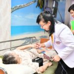 รพ.ตำรวจ-พม.-แมริออท ร่วมตรวจสุขภาพผู้สูงอายุ รมต.-แพทย์ใหญ่จับมือทำอาหาร
