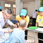 รพ.ตำรวจ-พม.-แมริออท ร่วมตรวจสุขภาพผู้สูงอายุ รมต.-แพทย์ใหญ่จับมือทำอาหาร