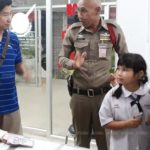 ดีใจแทนคุณแม่! ชื่นชมลูกสาวป.4 เก็บเงินแสนสี่ส่งตร. เจ้าของให้5พันก็ไม่เอา(คลิป)