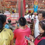 มีลุ้น! แห่ส่อง เลขเด็ดอ่างน้ำมนต์ ฤาษีเณร จรดตัวเลขตามพิธีโบราณ ลอยให้เห็นจะๆ