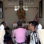 ส่วนมากมาขอจะถูกกันหมด! เซียมซีให้โชค แห่ขอหวยรูปปั้น‘ครูสุรพล สมบัติเจริญ’