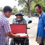 ส่วนมากมาขอจะถูกกันหมด! เซียมซีให้โชค แห่ขอหวยรูปปั้น‘ครูสุรพล สมบัติเจริญ’