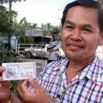 ส่วนมากมาขอจะถูกกันหมด! เซียมซีให้โชค แห่ขอหวยรูปปั้น‘ครูสุรพล สมบัติเจริญ’
