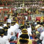 ล้นอาศรมฤๅษีเณร! แห่ร่วมพิธีสวดนพเคราะห์ ส่องขันน้ำมนต์ก่อนวันรวย(คลิป)