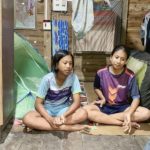 2พี่น้องสู้ชีวิต พ่อแม่แยกทางกัน อาศัยกระท่อมผุพัง ไร้ห้องน้ำ อยู่อย่างลำบาก ครูเข้าช่วยเหลือ