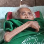 แม่เฒ่าวัย79 ป่วยติดเตียง ไม่มีญาติพี่น้อง อาศัยกระท่อมผุพัง เพื่อนบ้านผลัดกันมาดูแล 