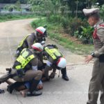 สุดระทึก! นาทีตร.จู่โจม จับหนุ่มยาไอซ์ซิ่งแหกด่าน ล้อมรถ-ชักปืนจ่อ
