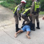 สุดระทึก! นาทีตร.จู่โจม จับหนุ่มยาไอซ์ซิ่งแหกด่าน ล้อมรถ-ชักปืนจ่อ