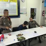 สุดระทึก! นาทีตร.จู่โจม จับหนุ่มยาไอซ์ซิ่งแหกด่าน ล้อมรถ-ชักปืนจ่อ