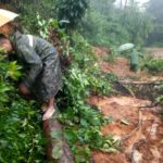ท่าสองยางอ่วมซ้ำ! ฝนถล่ม ดินสไลด์ ปิดตายทางเข้าออกหมู่บ้าน จนท.เร่งเคลียร์