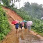ท่าสองยางอ่วมซ้ำ! ฝนถล่ม ดินสไลด์ ปิดตายทางเข้าออกหมู่บ้าน จนท.เร่งเคลียร์