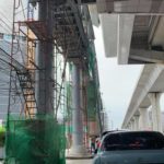 หนุ่มพาลูกเมียขับผ่านจุดสร้างรถไฟฟ้า ของตกใส่หลังคา ถามถ้าหล่นโดนคนจะเป็นไง
