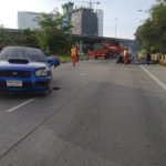 เก๋งซิ่งลงทางด่วนเสียหลักพุ่งชนขอบทาง ขาดเป็นสองท่อน ไฟไหม้ซ้ำ!