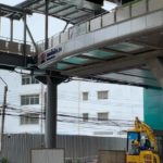 หนุ่มพาลูกเมียขับผ่านจุดสร้างรถไฟฟ้า ของตกใส่หลังคา ถามถ้าหล่นโดนคนจะเป็นไง