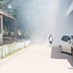 กำจัดยุงลาย ยังไงให้ดูเท่! สาวม.ต้น เดินฝ่าสายควัน จังหวะภาพโคตรคูล