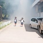 กำจัดยุงลาย ยังไงให้ดูเท่! สาวม.ต้น เดินฝ่าสายควัน จังหวะภาพโคตรคูล