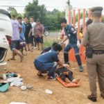6ชีวิตกระเด็นเกลื่อน! เก๋งขับกลับจากเผาศพญาติ ชนลงคลองกระเด้งหงายท้องพังยับ(คลิป)