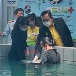 อ่อนโยนสุดๆ! 'บิ๊กตู่' ป้อนนม-คุยพะยูน "ยามีล" ขอให้เติบโตแข็งแรง (คลิป)