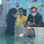 อ่อนโยนสุดๆ! 'บิ๊กตู่' ป้อนนม-คุยพะยูน "ยามีล" ขอให้เติบโตแข็งแรง (คลิป)