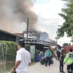 หนีตายวุ่น! ไฟไหม้โรงงานเฟอร์นิเจอร์ ย่านลาดพร้าว เล่าระทึกก่อนเพลิงเผาวอด