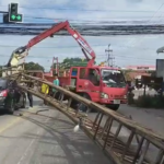 ระทึกไฟแดง! สาวท้องโตร้องลั่นขวัญหาย 6ล้อชนซุ้มโครงเหล็กหักตกทับเก๋งโครม