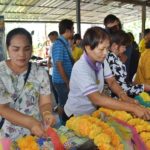 แน่นวัด! แห่โรยแป้งหาเลขเด็ด ตะเคียนสมัยร.5 ป้าดวงเฮงได้โชคซื้อหวยถูกรางวัล