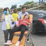 ระทึกไฟแดง! สาวท้องโตร้องลั่นขวัญหาย 6ล้อชนซุ้มโครงเหล็กหักตกทับเก๋งโครม