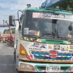 ระทึกไฟแดง! สาวท้องโตร้องลั่นขวัญหาย 6ล้อชนซุ้มโครงเหล็กหักตกทับเก๋งโครม