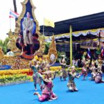 พังน้องหยก ช้างแสนรู้สวนนงนุช ตวัดพู่กันเขียน "ทรงพระเจริญ" ถวายพระพร