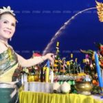โค้งสุดท้าย! แห่ร่วมพิธีส่งพ่อปู่พญานาคจำศีลเข้าพรรษา ส่องขันน้ำมนต์เห็นเลขลอยเด่น(คลิป)