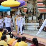 ในหลวง-พระราชินี ทรงบำเพ็ญพระราชกุศล เปลี่ยนเครื่องทรงพระแก้วมรกต