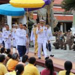 ในหลวง-พระราชินี ทรงบำเพ็ญพระราชกุศล เปลี่ยนเครื่องทรงพระแก้วมรกต