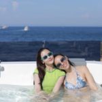 ทับทิม-มัลลิกา นุ่งบิกินี อวดหุ่น โชว์ลายสัก เพื่อนซี้ ออม-สุชาร์ ขอชิดซ้าย