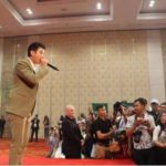 มาริโอ้ ปลื้มแฟนคลับกัมพูชาต้อนรับแน่น เดินตามทุบรถแทบแตก