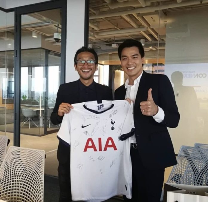ตูนยิ้มแฉ่งหลังได้รับเสื้อจากบ๊อบ