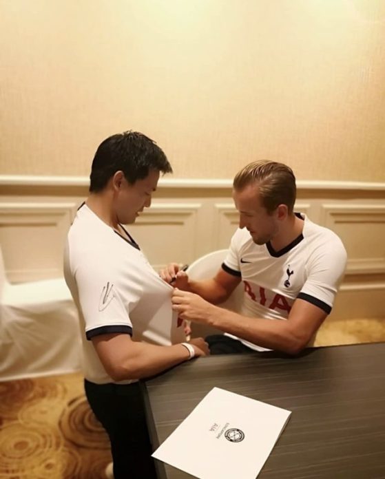 แฮร์รี เคน นักเตะคนดังเซ็นให้กับมือ