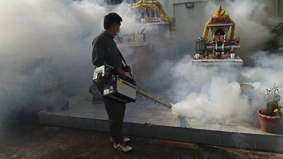 พ่นยากำจัดยุงลาย