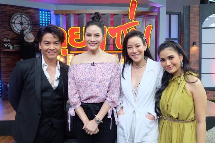 ร่วมเฟรมกับหล่าพิธีกร