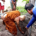 เจอตามนิมิต! ขุดพบ พระพุทธรูป อายุกว่า 200 ปี ฝังใต้ต้นตะเคียน รอบแรกทำชาวบ้านใจฝ่อ