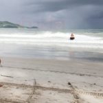ฝนหนัก คลื่นแรงเป็นอุปสรรค ยังไม่พบ 2นักท่องเที่ยวต่างชาติ จมทะเลหาดฟรีดอม