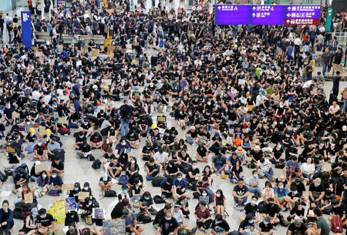 ม็อบฮ่องกงโผล่ “สนามบิน”