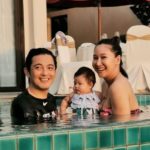 หนุ่ม ศรราม โพสต์อบอุ่น พ่อแม่ อุ้ม น้องวีจิ ลงสระเล่นน้ำ คนแห่โฟกัสเมีย บักแตงโม(คลิป)
