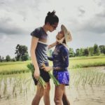 จากชีวิตติดดิน เผยชีวิตสาวสุรินทร์ จูงมือเขยฝรั่ง ถอยเบนซ์ป้ายแดง!