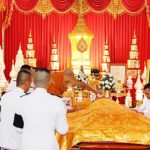 ผวจ.พะเยา อัญเชิญน้ำหลวงพระราชทาน สรงศพ หลวงปู่วัดศรีโคมคำ